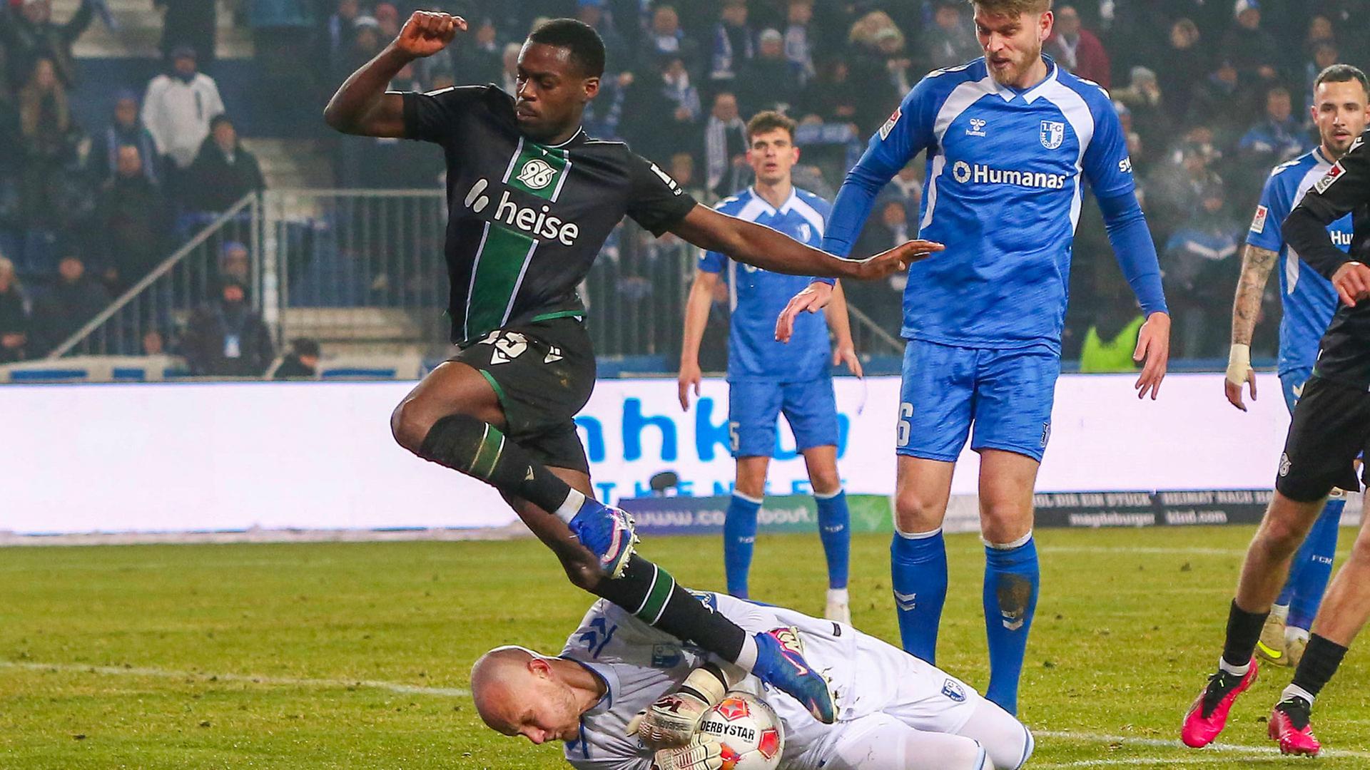 Spielszene aus dem Spiel zwischen Hannover 96 und 1.FC Magdeburg | IMAGO / STEINSIEK.CH