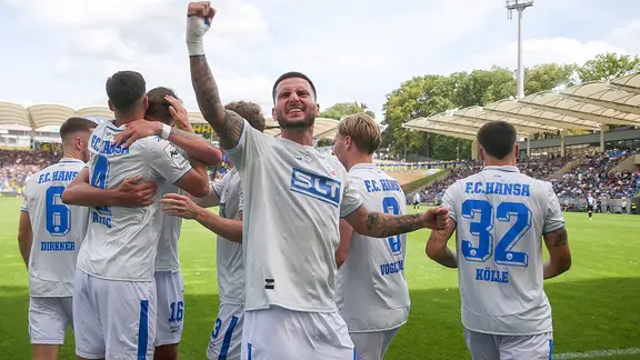 Rostocks Leon Dajaku bejubelt seinen Treffer