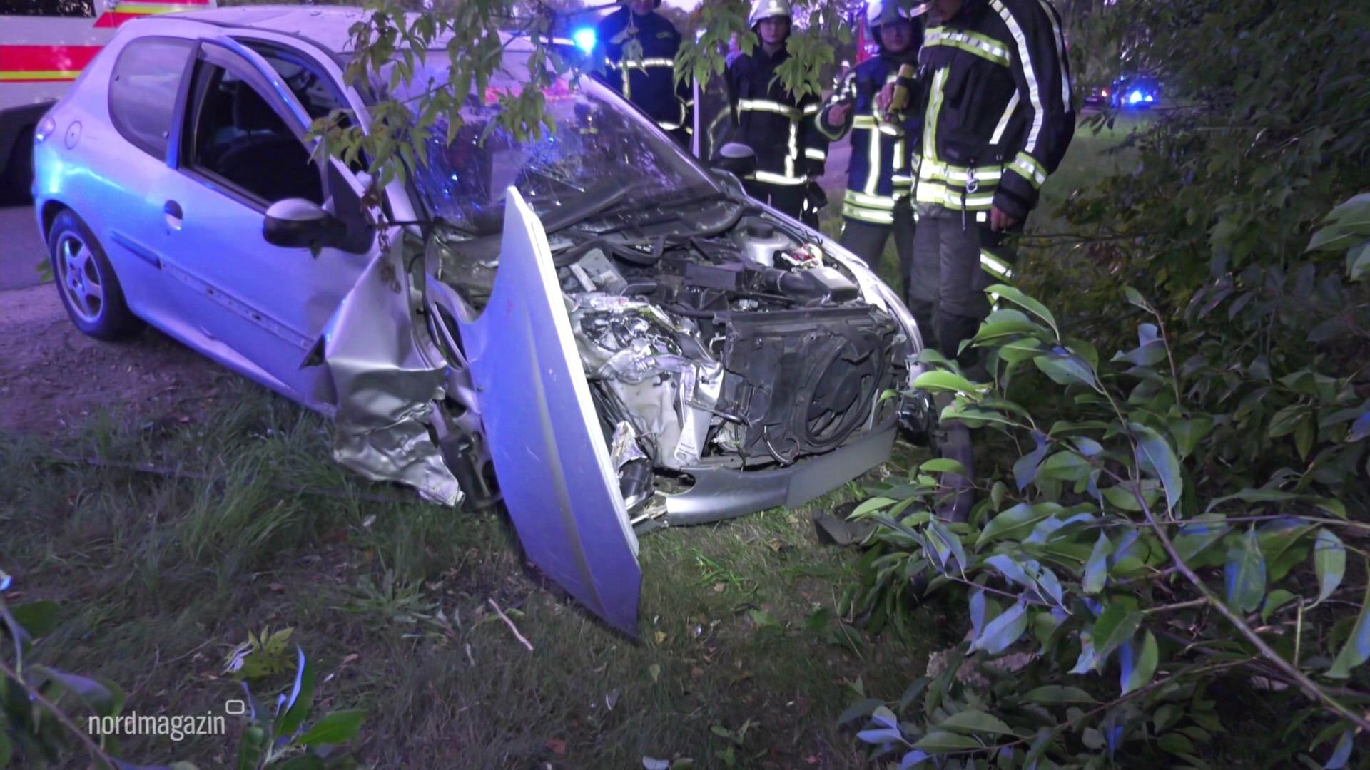 Bei Spornitz: Pizzabote fährt gegen Baum