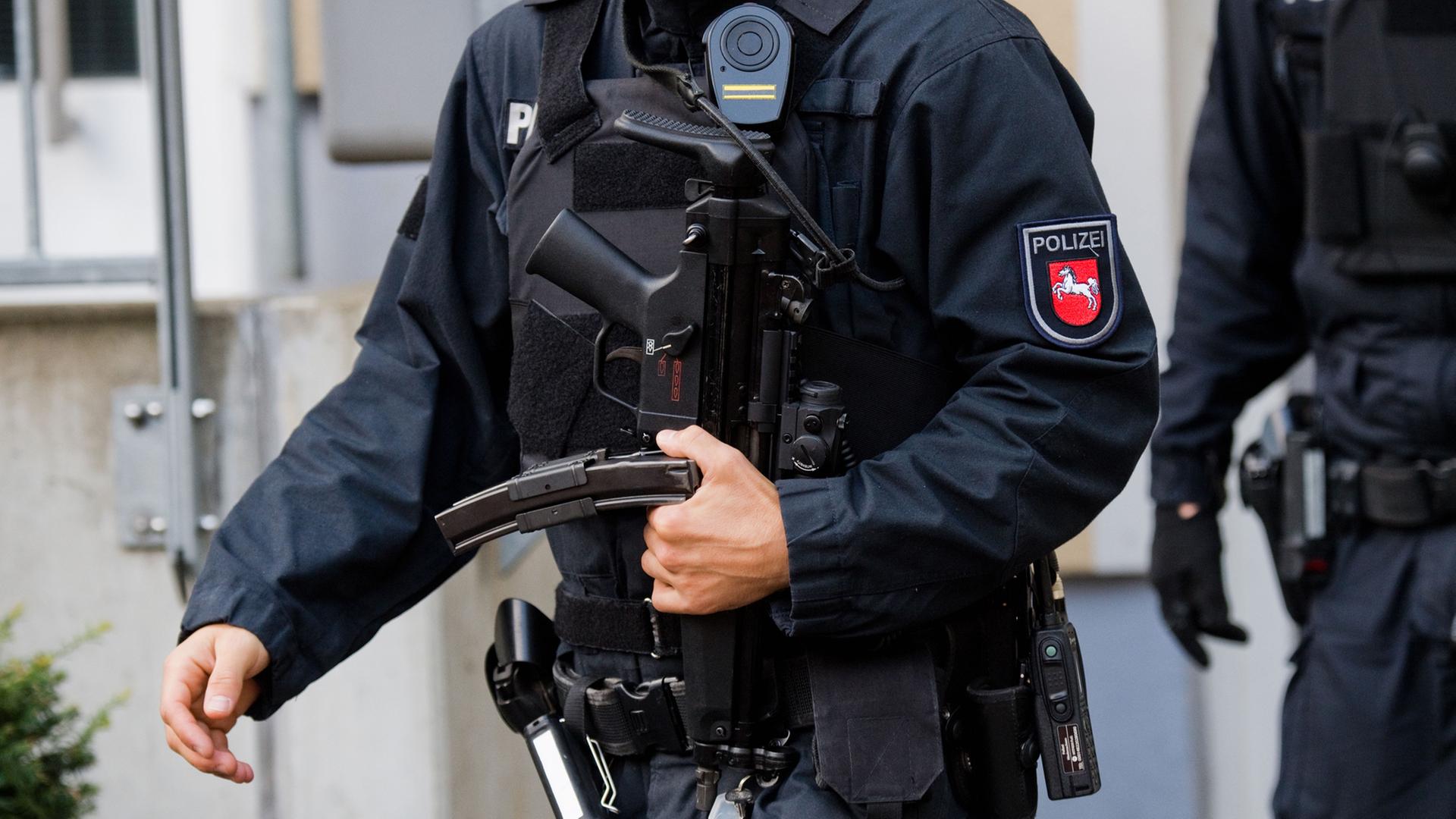 Razzia gegen rechtsextreme Gruppen – Polizei durchsucht Wohnungen