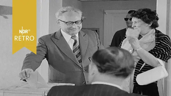 SPD-Vorsitzender Erich Ollenhauer mit siener Frau bei der Stimmabgabe im Wahllokal 1953.