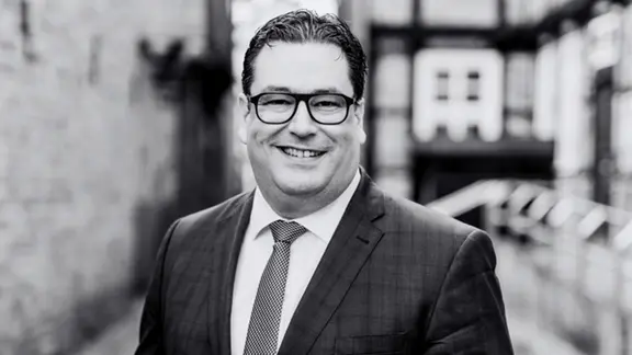 Ein schwarz-weiß Foto zeigt den verstorbenen Landrat Tobias Heilmann.