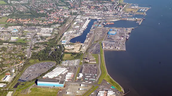 Eine Luftaufnahme zeigt den Hafen von Cuxhaven.