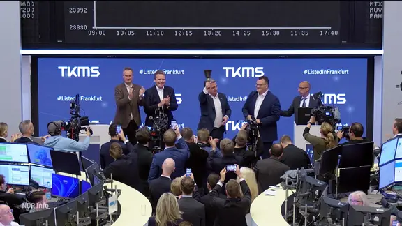 TKMS-Vorstandsmitglieder feiern den Börsenstart.
