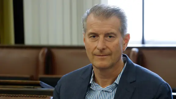 Nebenkläger Stephan Hensel, Ex-Ehemann und Vater der Kinder von Christina Block, wartet auf die Fortsetzung des Prozesses wegen mutmaßlicher Kindesentführung vor dem Landgericht Hamburg.