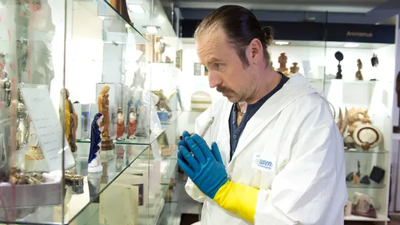 Und irgendwie findet Schotty (Bjarne Mädel) die religiösen Artefakte in Frau Krügers Vermittlungsagentur auch interessant.