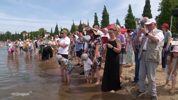 Die evangelischen Gemeinden in Schwerin haben am Sonntag erstmals ein gemeinsames Tauffest gefeiert.