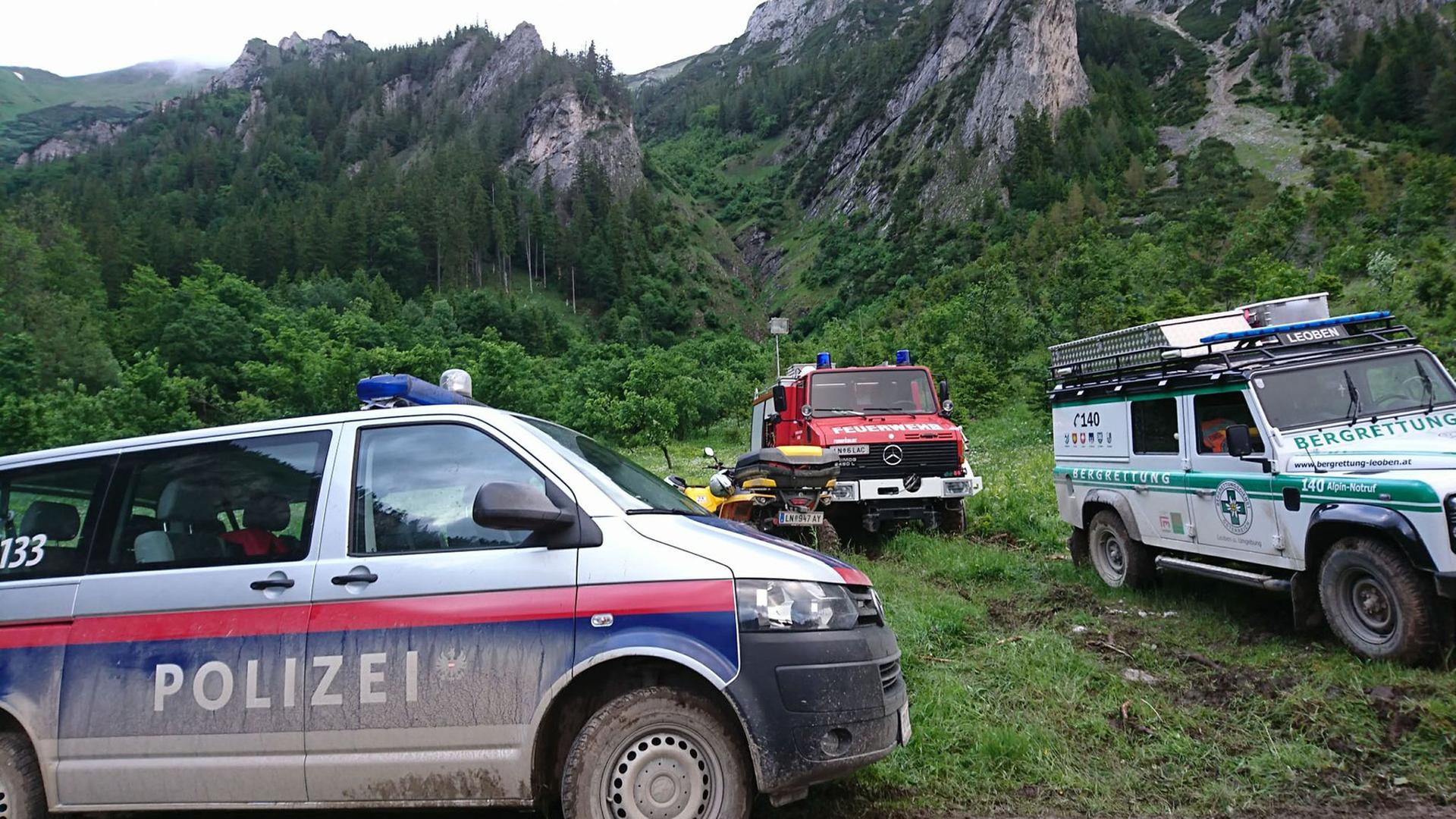 Einsatzfahrzeuge von Polizei, Feuerwehr und Bergrettung stehen bei Trofaiach, Steiermark (Österreich). | Roland Theny/Filmteam-Austria/apa/dpa
