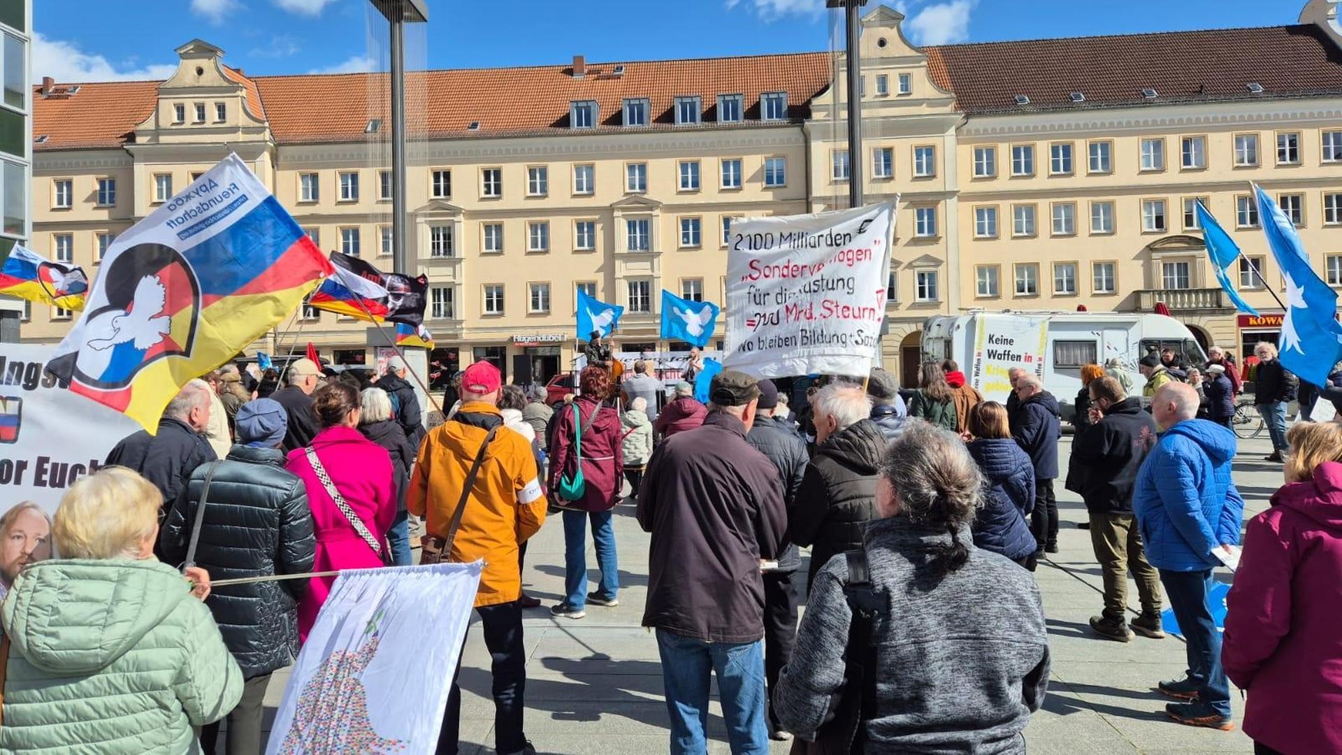Neubrandenburger Ostermarsch als Kundgebung auf dem Markt