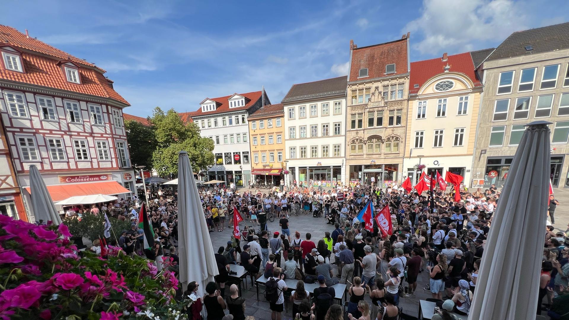 Menschen nehmen an einer Demonstration in Göttingen teil. | NDR, Jan Fragel