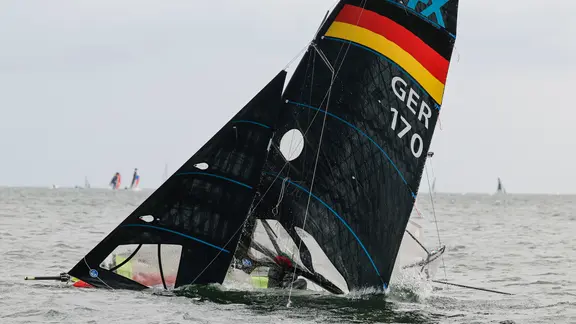 Ein Segler bei einer Wettfahrt im Rahmen der Kieler Woche