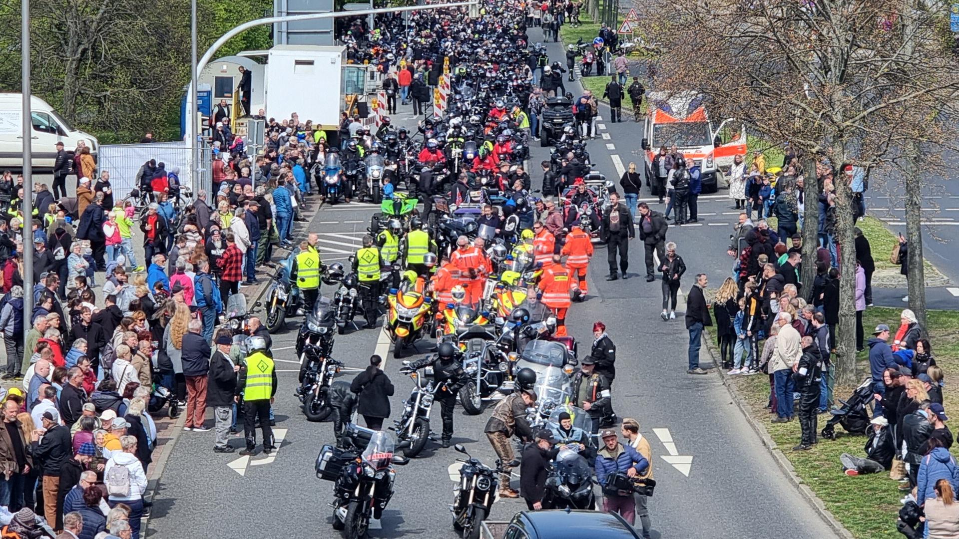 Motorradfahrer in einem Korso. | picture alliance/dpa | J. F. Martinez