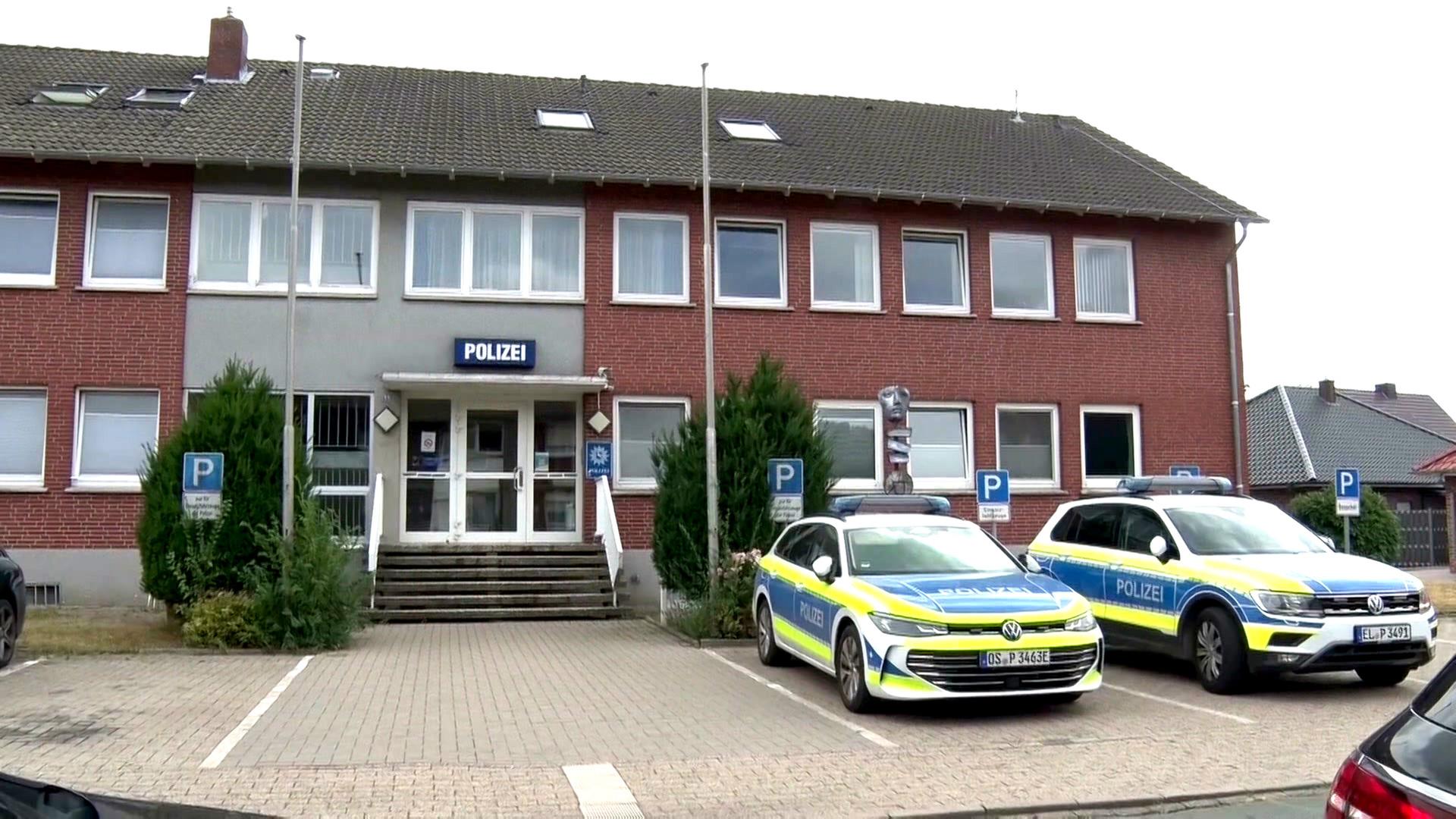 Das Bild zeigt den Eingang der Polizei in Bersenbrück. | Nord-West-Media TV