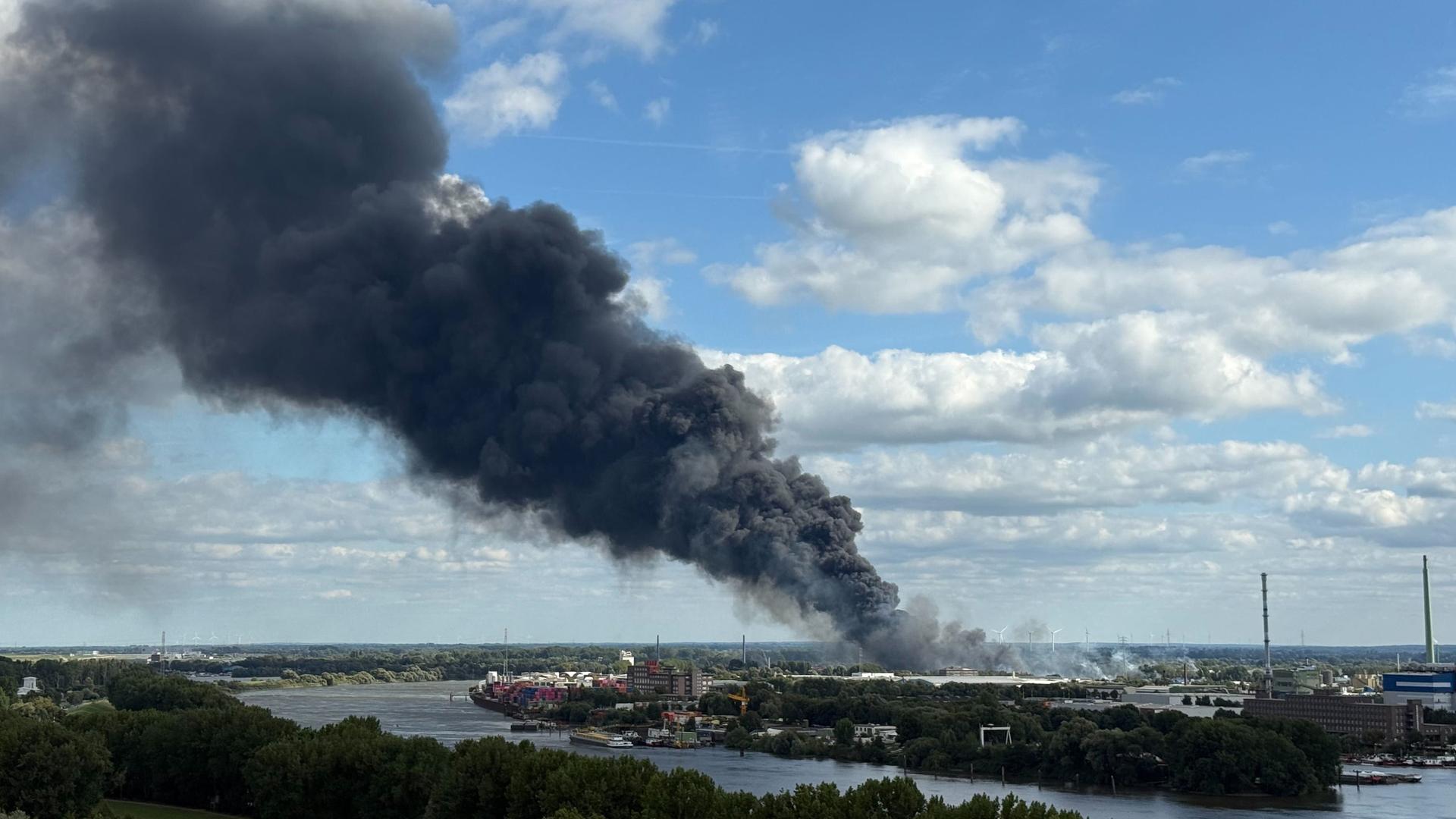 Feuer und Explosionen im Hamburger Süden – A1 gesperrt