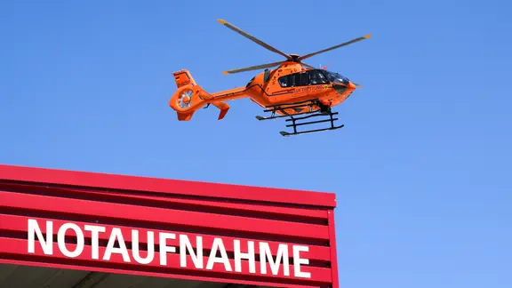Ein Rettungshubschrauber der Luftrettung fliegt über der Notaufnahme der Medizinischen Hochschule Hannover MHH.