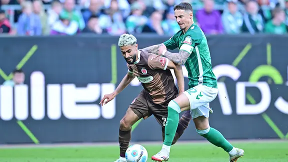 Elias Saad (l.) vom FC St. Pauli im Duell mit Marco Friedl von Werder Bremen 
