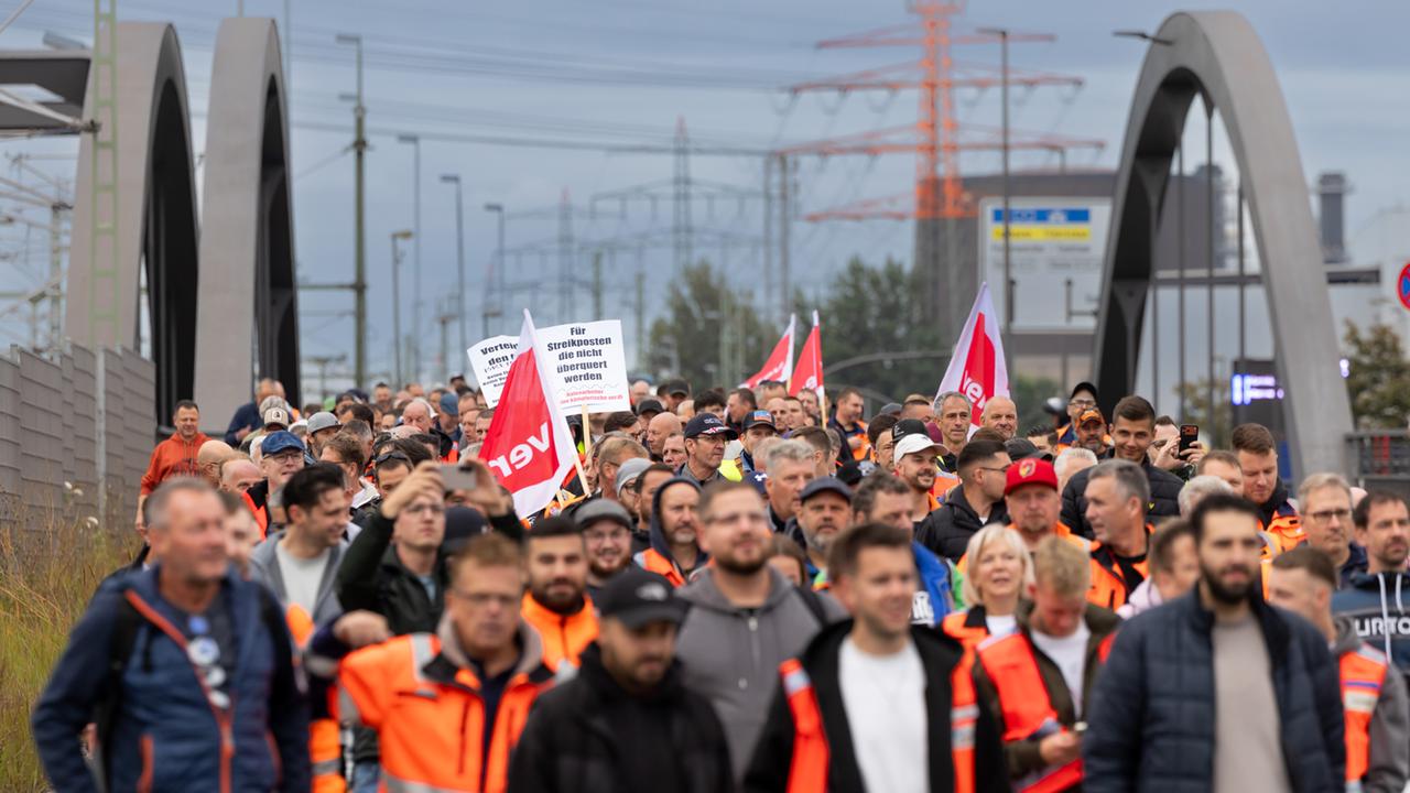 Warnstreik in Seehäfen: Hafenarbeiter demonstrieren für mehr Lohn