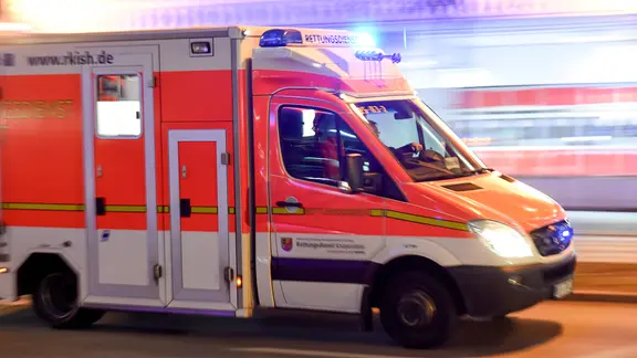 Ein Rettungswagen fährt durch Kiel.