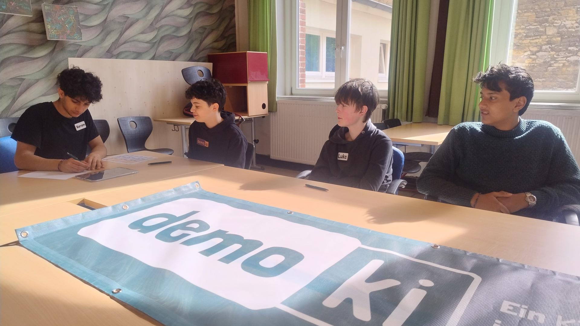 Vier Schüler sitzen in einem Klassenraum und arbeiten an einem Projekt. | NDR/Kristin Häfemeier