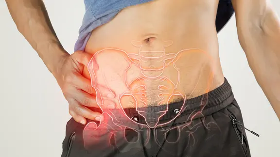 Mann hält sich Hüfte, darüber liegt 3D-Grafik des Hüftknochens (Bild: colourbox.de/Tharakorn arunothai) | colourbox.de, Tharakorn arunothai Mann hält sich Hüfte, darüber liegt 3D-Grafik des Hüftknochens (Bild: colourbox.de/Tharakorn arunothai)