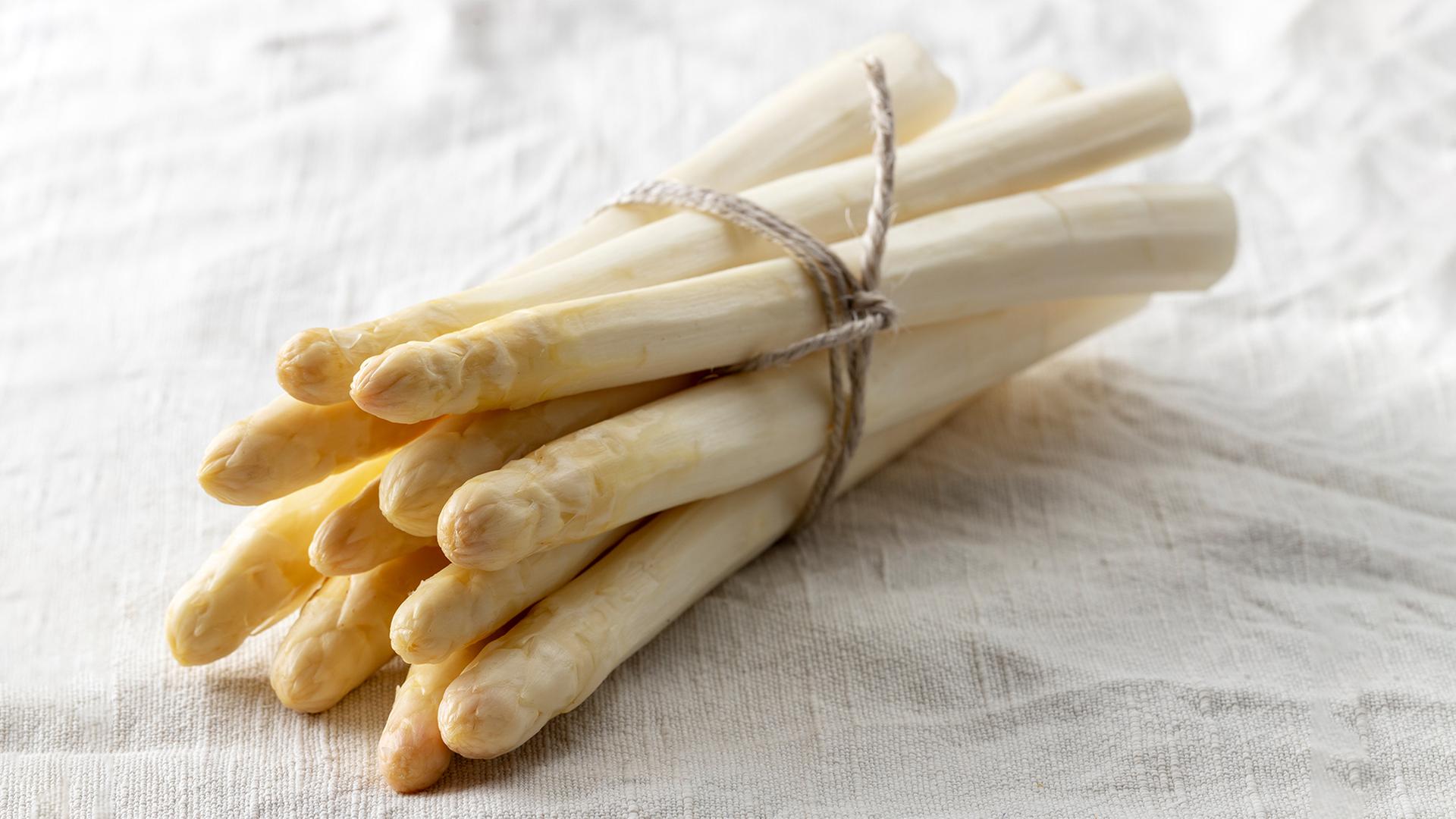 Ein Bund weißer Spargel. | colourbox, bernjuer