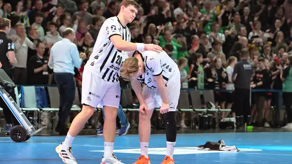 Lukas Laube und Eric Johansson (THW Kiel) nach dem Viertelfinal-Aus in Berlin