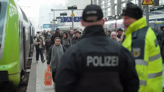 Die Polizei und das Ordnungsamt haben am Kieler Hauptbahnhof Reisende kontrolliert.
