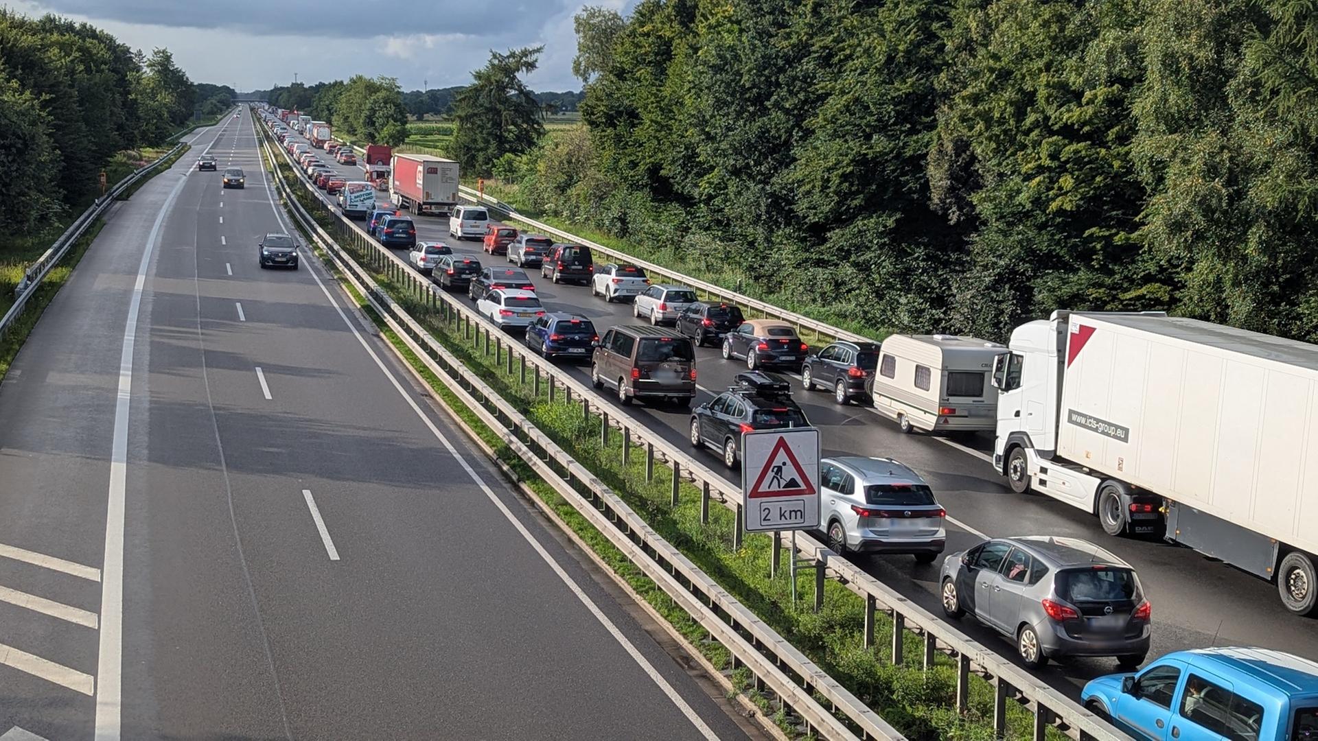 Viele Autos und Lkw stehen auf einer Autobahn in einem Stau | NDR/Sebastian Duden
