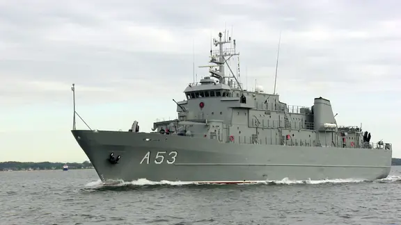 Ein Marineschiff ist auf der Kieler Förde Unterwegs