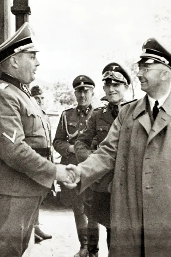 Rudolf Höß (links) begrüßt Heinrich Himmler im Konzentrationslager Auschwitz (1942).