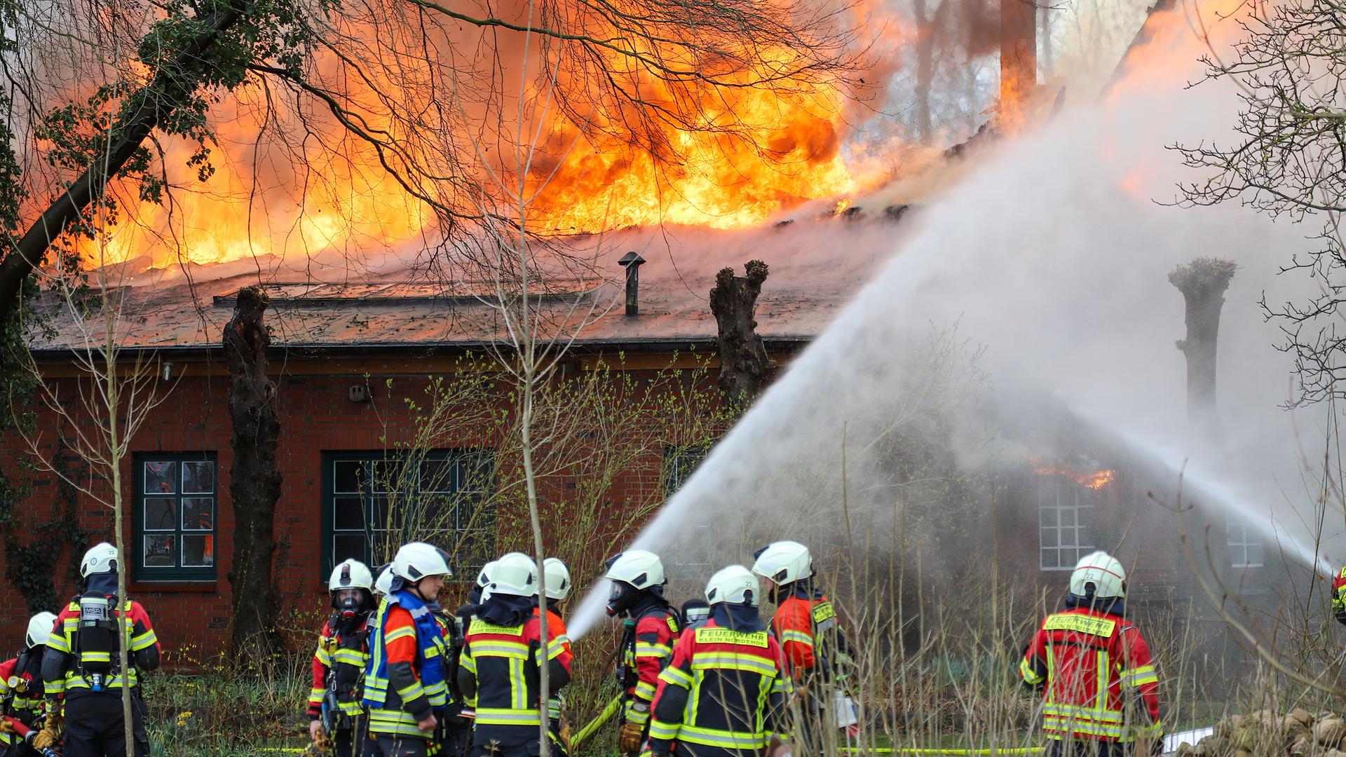 Reetdachhaus brennt in Seester – Zwei Menschen gerettet