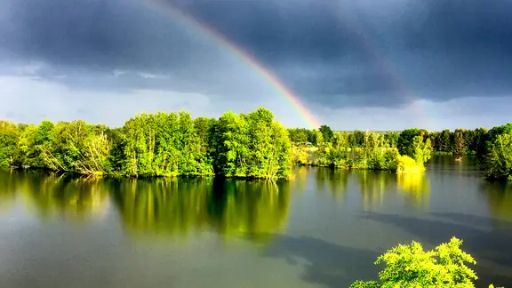 Regenbogen vor See