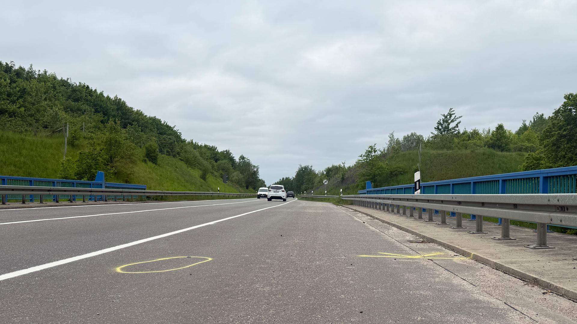 Bundesstraße bei Schwerin: Toter Mann am Straßenrand entdeckt