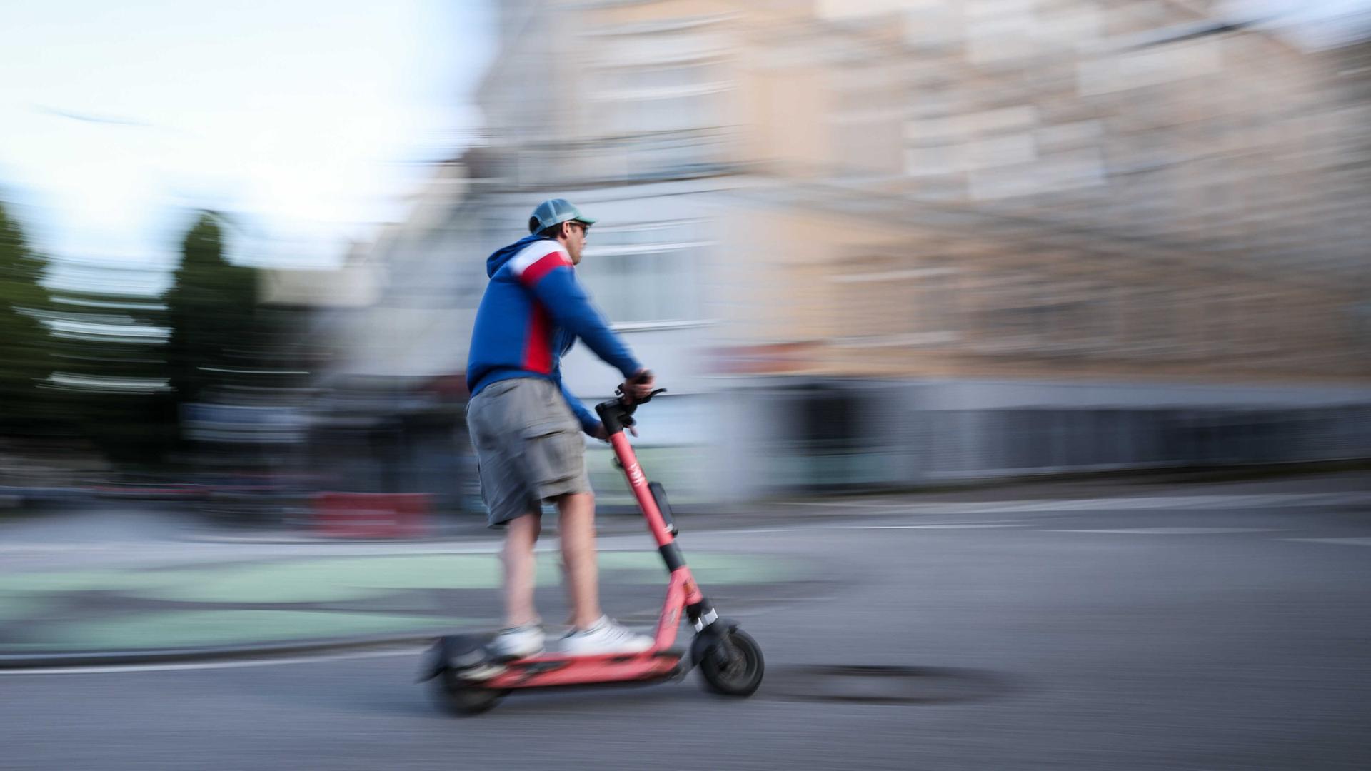 Für mehr Sicherheit: Hamburg will strengere Regeln für E-Scooter