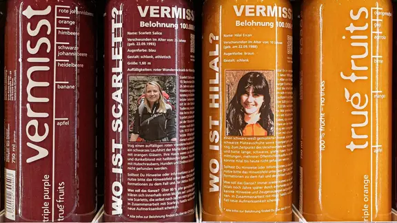 Smoothie-Flaschen enthalten Informationen über die vermissten Scarlett und Hilal.