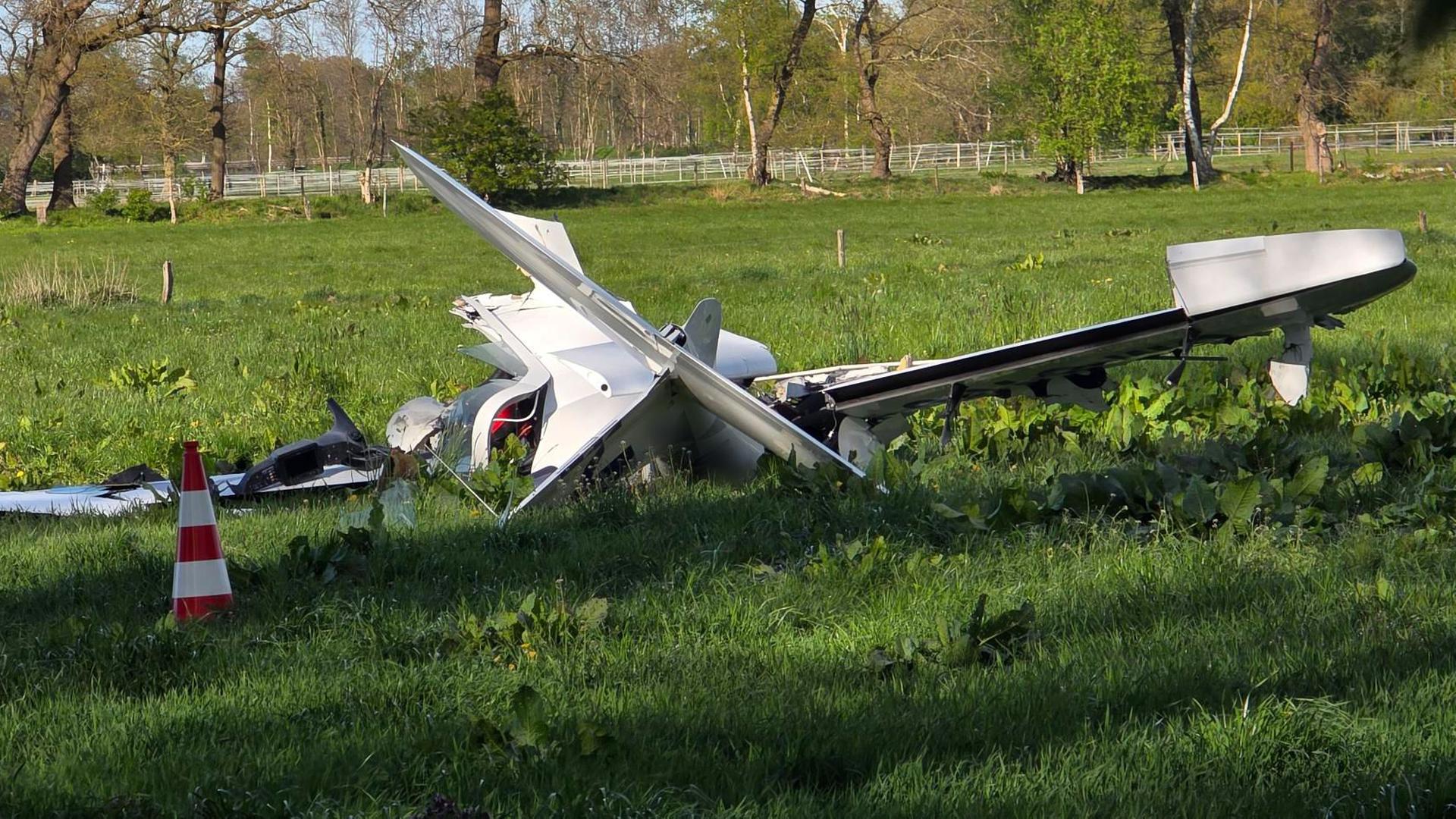 Das Wrack eines Kleinflugszeugs |  -/NWM-TV, dpa
