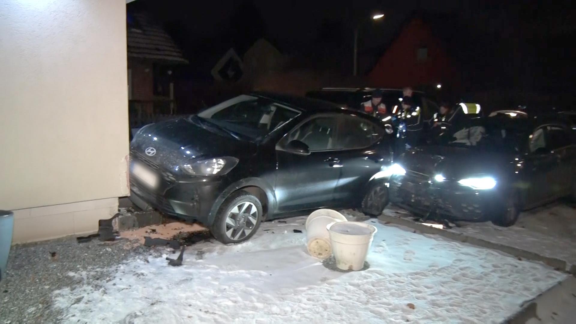 Autos nach einer Kollision mit einer Hauswand. | NonstopNews