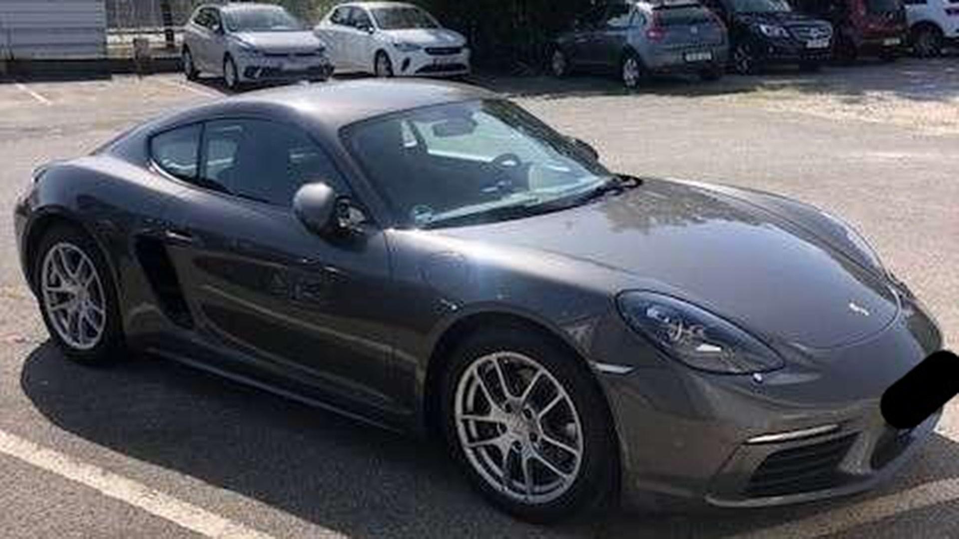 Ein Porsche steht auf einem Parkplatz. | Polizeidirektion Hannover