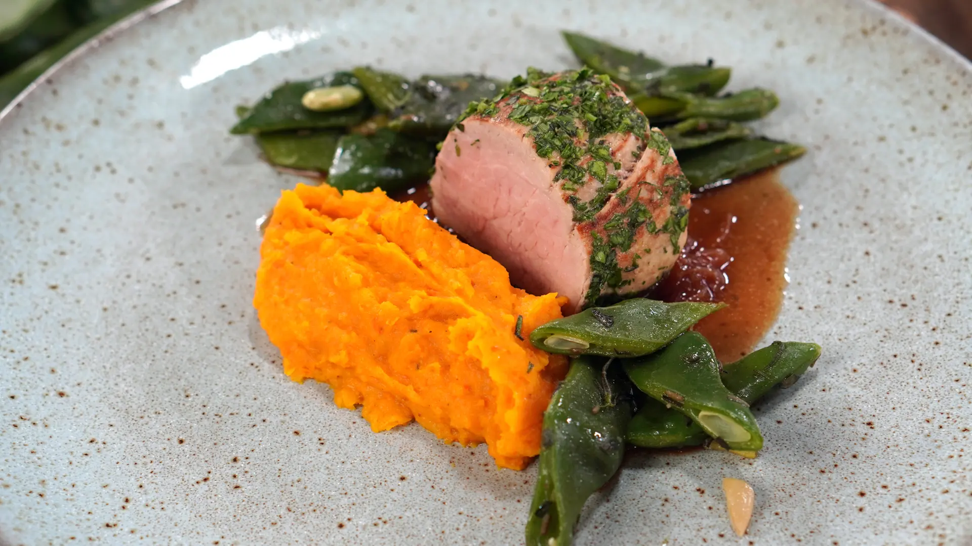 Schweinefilet im Kräutermantel mit Zwiebel-Biersoße | ndr.de Schweinefilet im Kräutermantel mit Zwiebel-Biersoße | ndr.de