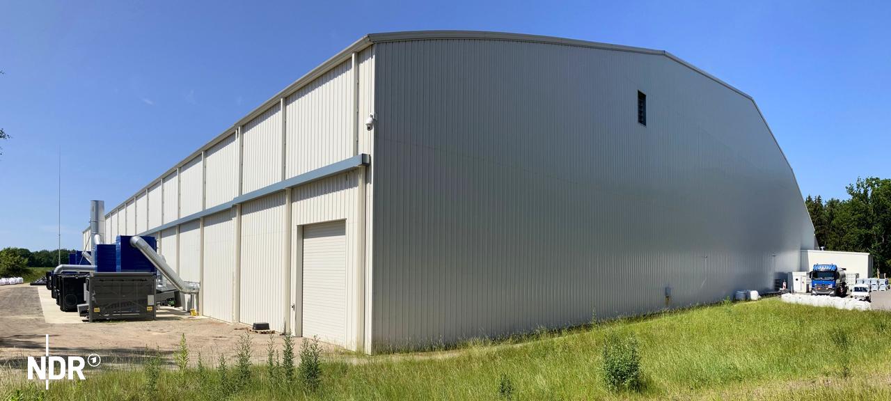 Um zu verhindern, dass giftige Stoffe in die Umgebung austreten, wurde eine 10.000 m2 große Halle über der Arbeitsstelle errichtet. | NDR, Rafael Hein Eine weiße Halle schirmt den Dethlinger Teich von der Umwelt ab.