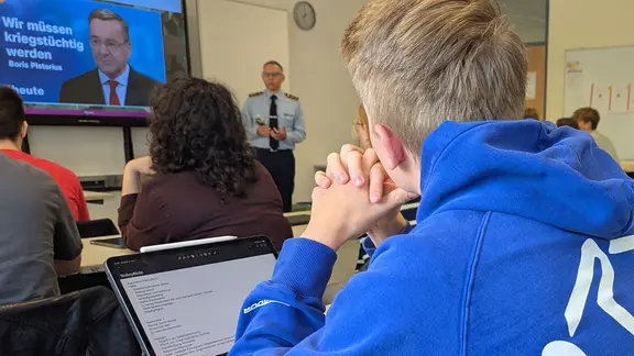 Jugendoffizier Martin Wiemann vor einer Schulklasse in Wilhelmshaven