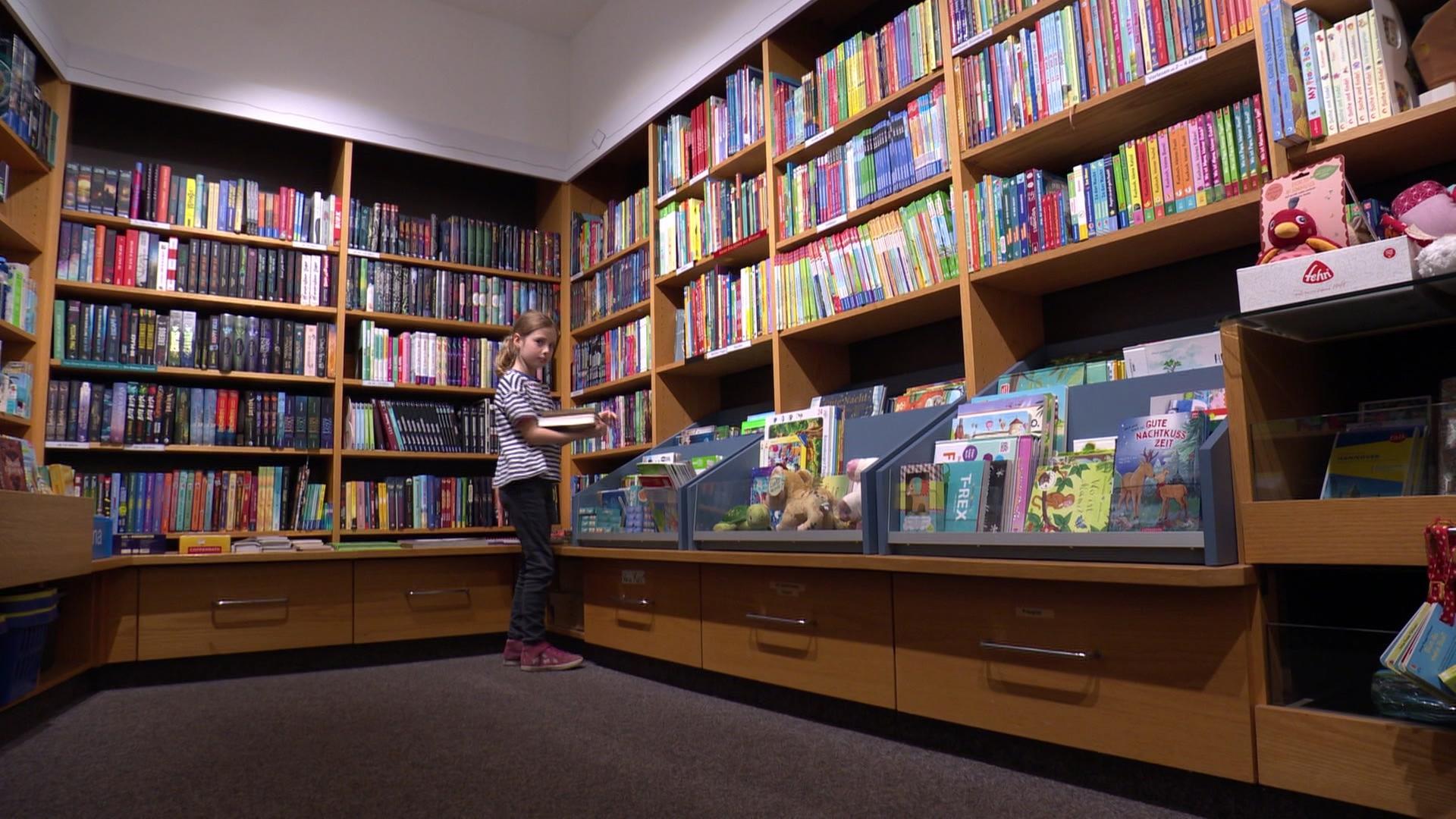 Eine Schülerin steht in der Bibliothek der Otfried-Preußler-Schule in Hannover. | NDR
