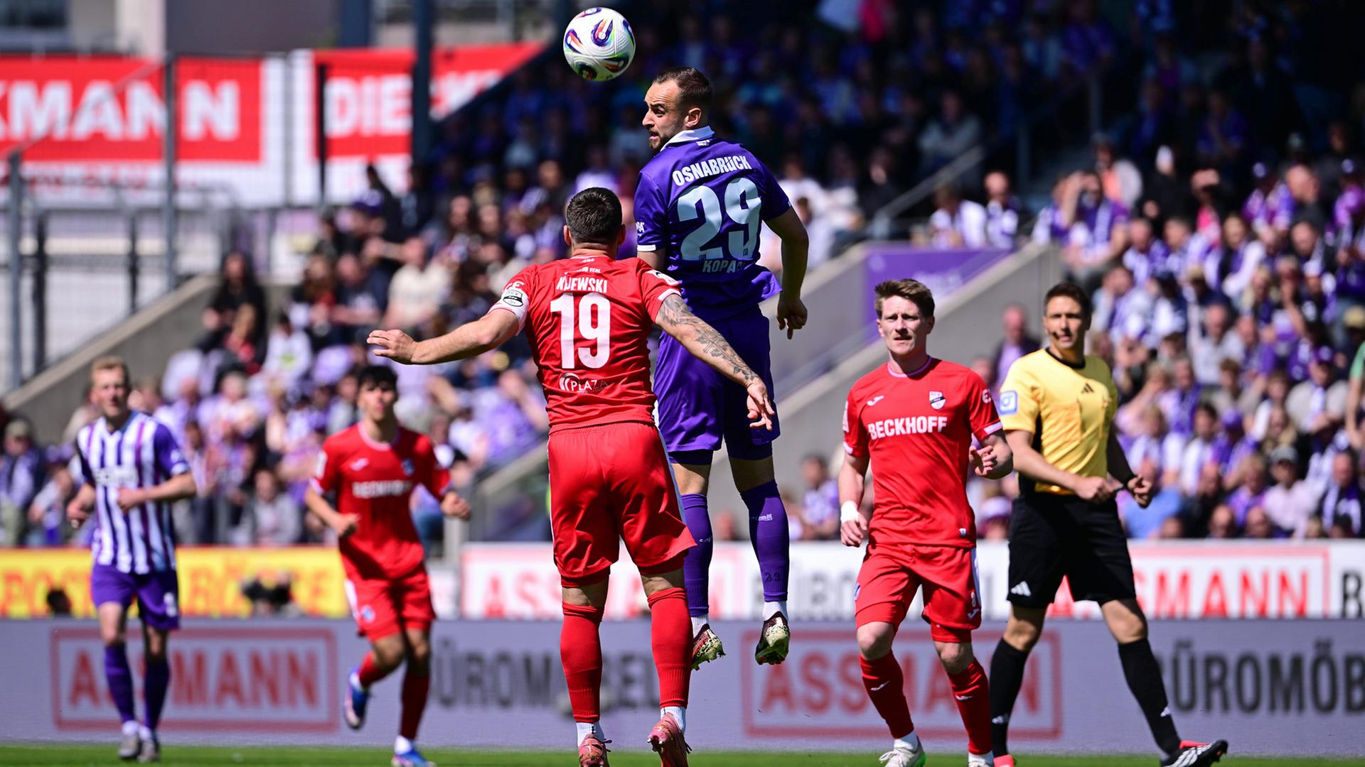 Osnabrücks David Kapacz (m.) im Zweikampf mit Verls Niko Kijewski | Imago Images/kolbert-press/Marc Niemeyer