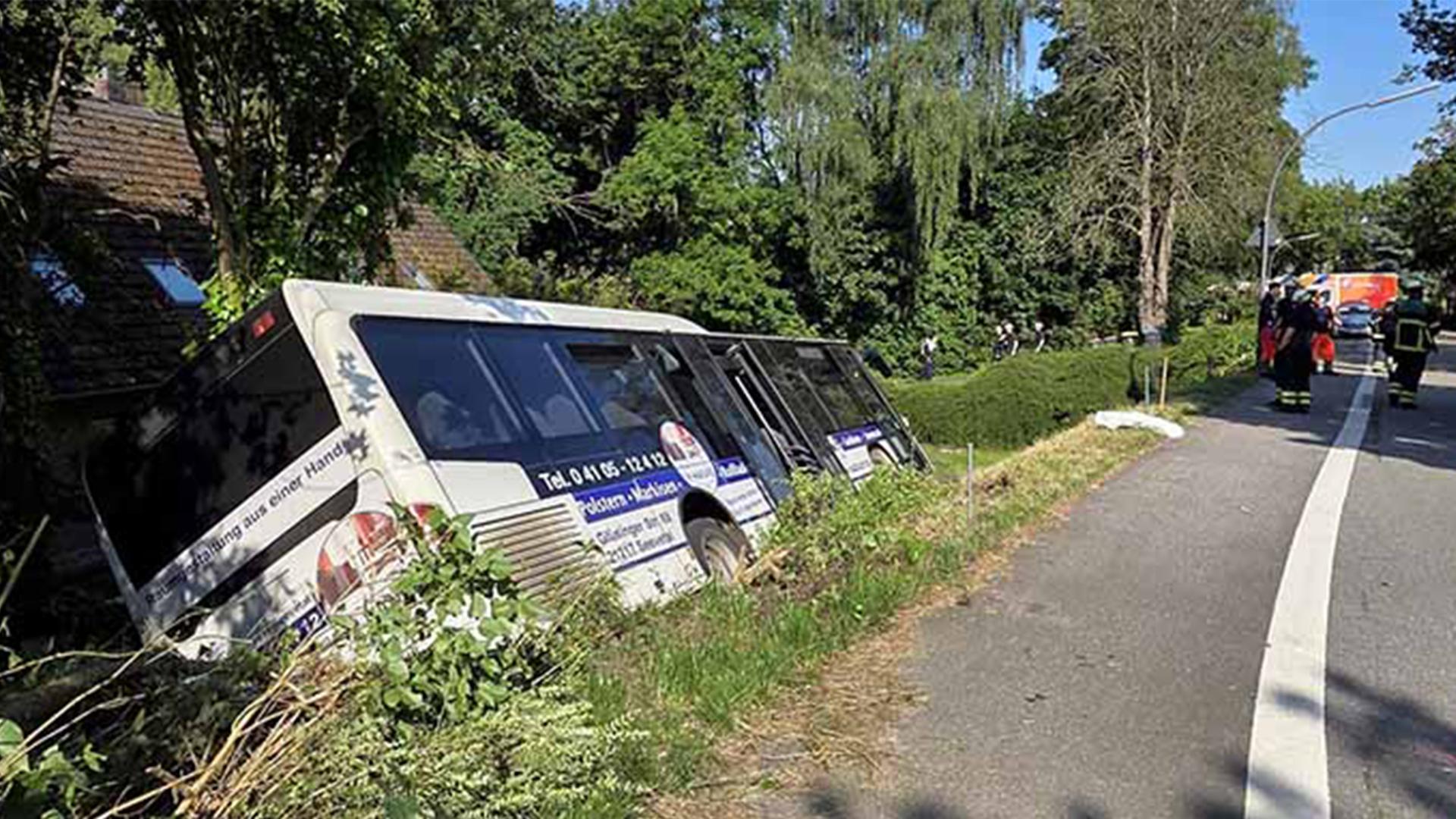 Bus rutscht in Graben am Neuländer Elbdeich
