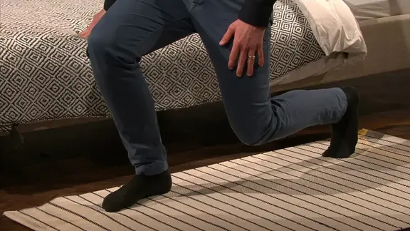 Bewegungs-Doc Helge Riepenhof zeigt Übungen auf dem Bett. | NDR Bewegungs-Doc Helge Riepenhof zeigt Übungen auf dem Bett.