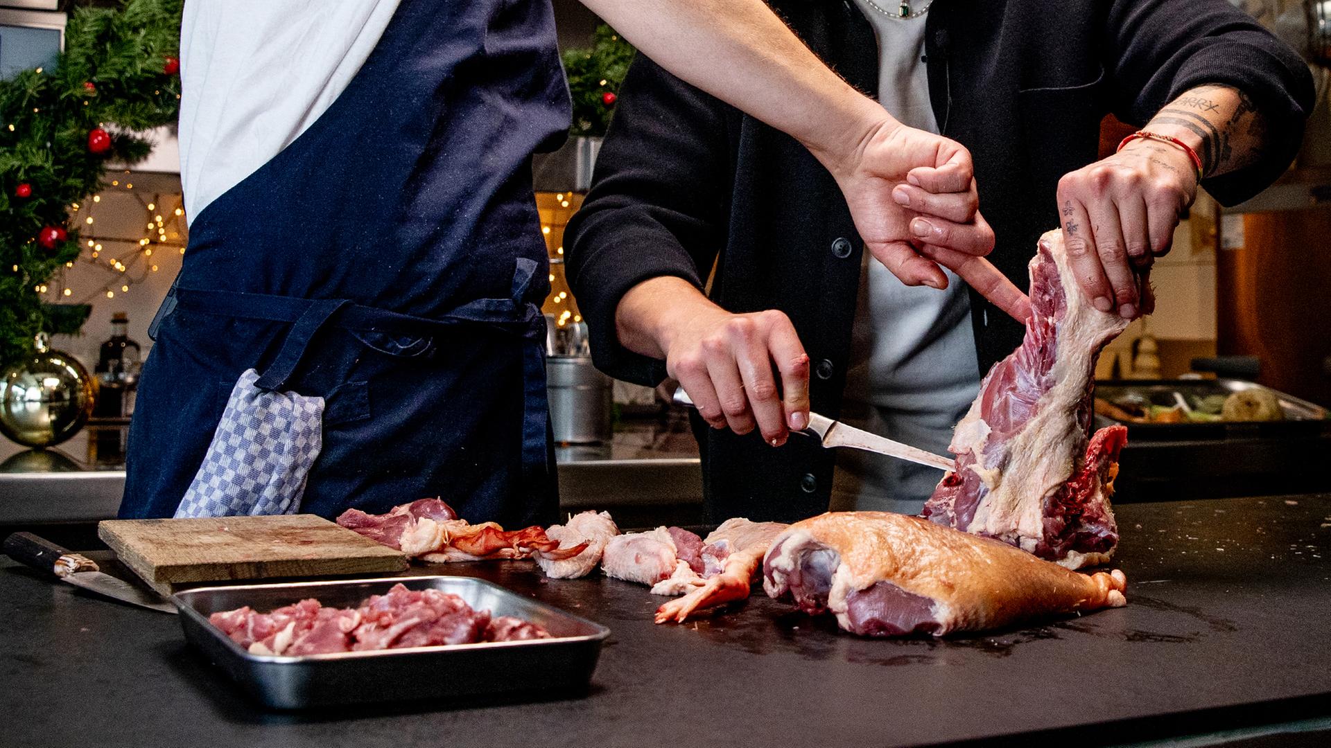 Zwei Köche zerlegen eine Ente. | NDR, Claudia Timmann