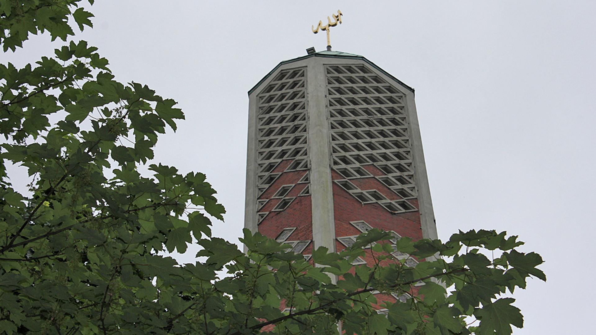 Auf dem Turm der ehemaligen Kapernaumkirche ist ein goldener Allah-Schriftzug befestigt | NDR.de, Kristina Festring-Hashem Zadeh