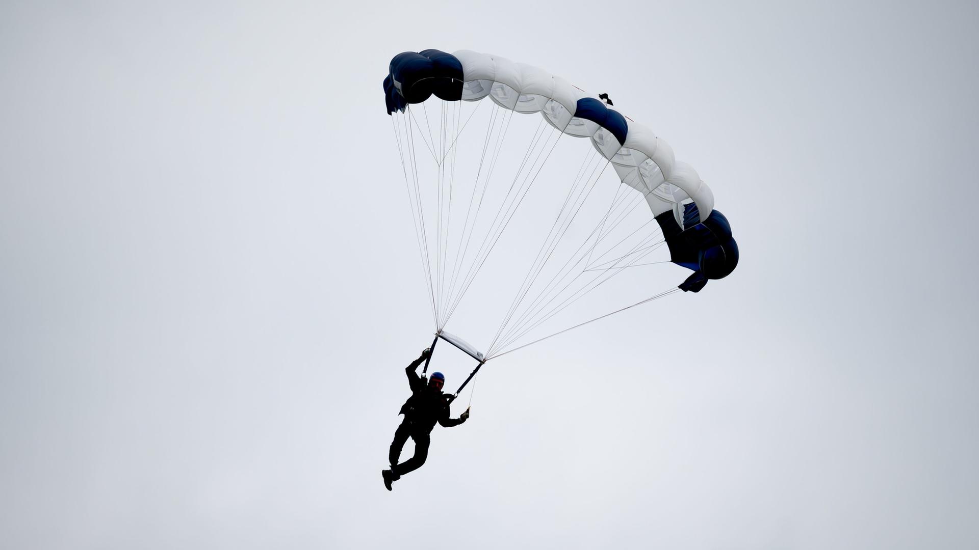 Eine Person hängt an einem Fallschirm. (Themenbild)  | picture alliance/dpa | Silas Stein
