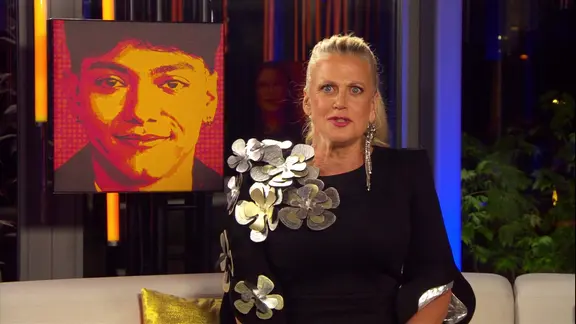 Barbara Schöneberger moderiert die ESC-Aftershow vor einem Bild von JJ