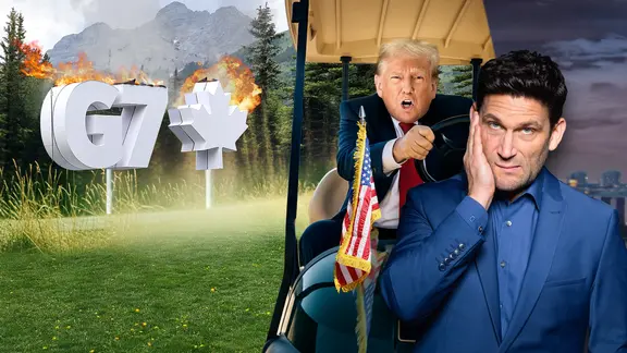US-Präsident Donald Trump flüchtet mit einem Golfcart vom G7-Gipfel. Daneben Christian Ehring. (extra 3 vom 19.06.2025 im Ersten) (Bild hat KI-generierte Elemente)